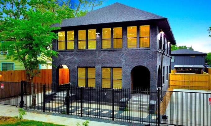 Greater East End House | ⭐️Charcoal Serenity Retreat⭐️HotTub⭐️10BR⭐️10.5 Bathrooms⭐️Fully Gated w/Pkng⭐️