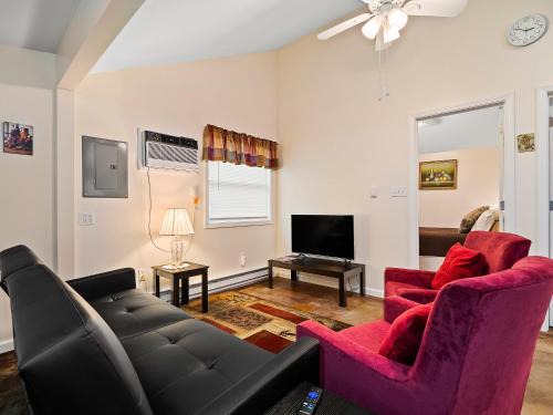 Geneva-on-the-Lake House | Chardonnay Cottage - GOTL Strip - Cozy & Quaint