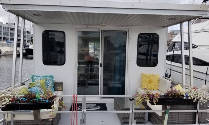 Thompson Square - Bunker Hill Boat Rental | Charlestown Houseboat Walk to attractions Be rocked to sleep
