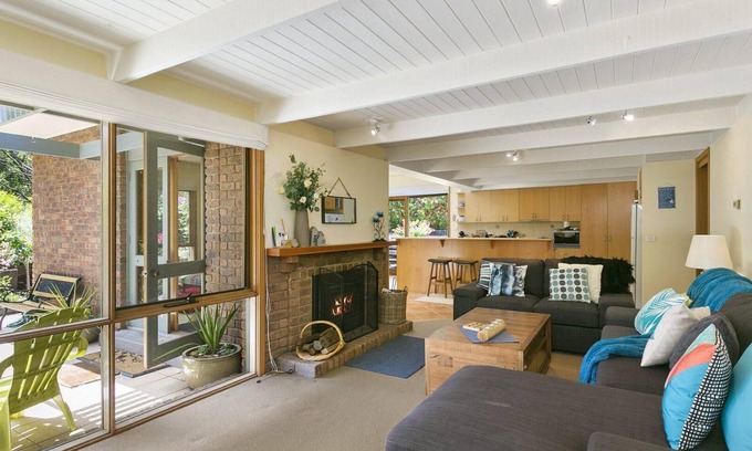 Aireys Inlet House | Charlton House - Walk To The Clifftops & The Beach
