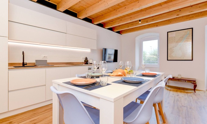 Assenza Apartment | Charm Lakefront Apartment L’isola MGH