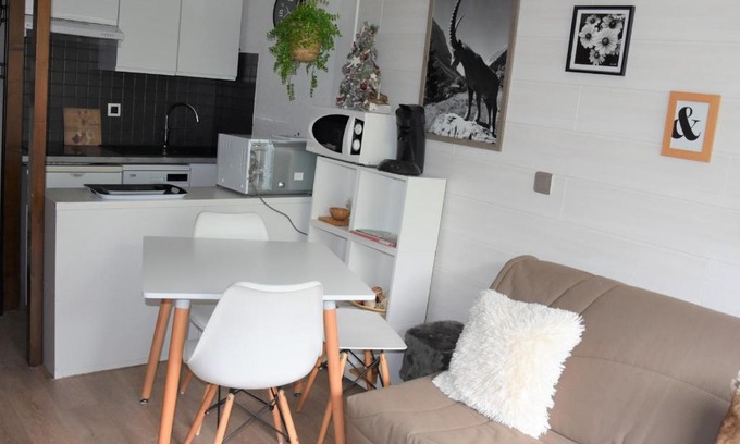 Pralognan-la-Vanoise Apartment | Charmant 2 pièces près des pistes avec balcon et piscine chauffée - FR-1-464-9