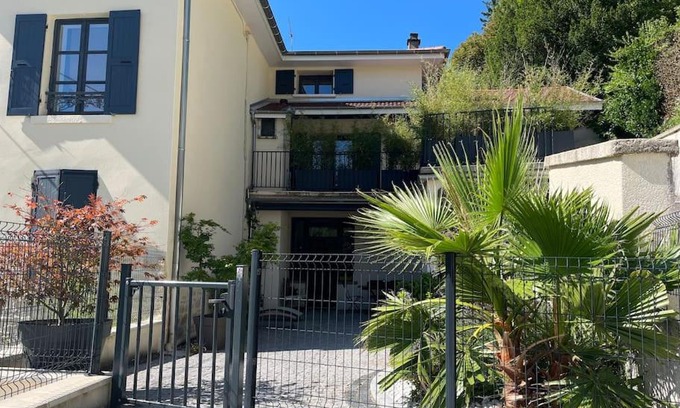 Bourgoin-Jallieu Apartment | Charmant appartement en pierres