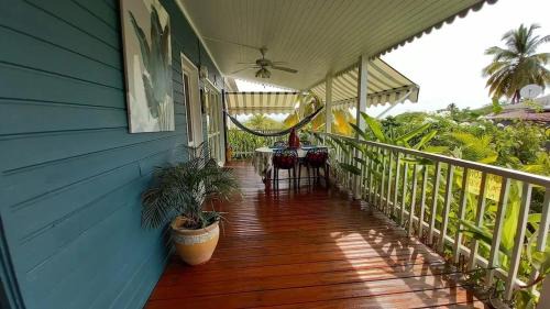Bouillante House | Charmant bungalow à Bouillante avec vue sur la mer