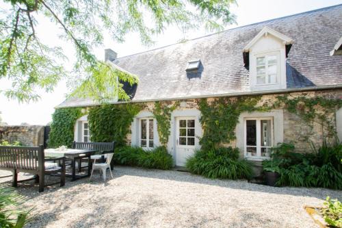 Regnezville-sur-Mer House | Charmant cottage normand avec vue panoramique sur la côte de Regnéville
