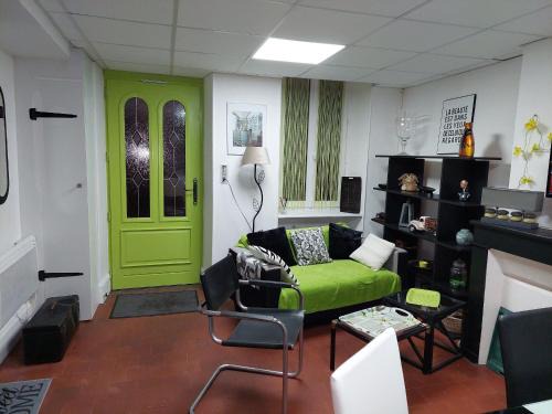 Vailly-sur-Sauldre House | Charmant gîte avec 2 chambres, cour partagée, Wifi et animaux acceptés - FR-1-586-14
