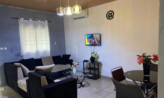 Yaounde Apartment | Charmant logement avec piscine