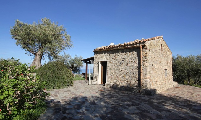 Campofelice di Roccella Ski Chalet | Charming white house with sea view and swimming pool