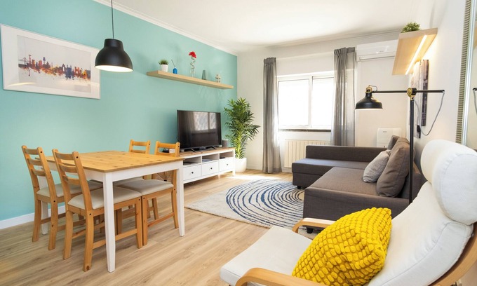 Parede Apartment | Charming 1-bedroom apartment with AC, WiFi in welcoming Parede