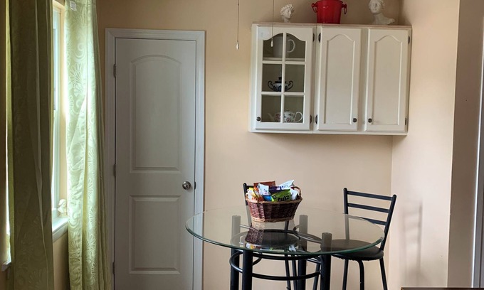 Highland Park Apartment | Charming 1-bedroom apartment with WiFi, AC in lovely Edison