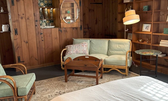 Elkton Apartment | Charming 1-bedroom apartment in the historic Mitchell House built in 1969.