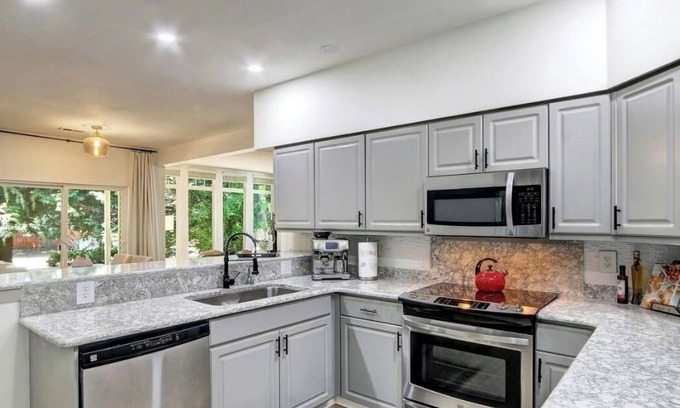 Mukilteo Condo | Charming 1-bedroom condo with large den and open concept living room
