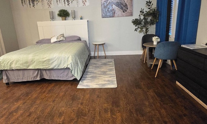 Denton Cottage | Charming 1-bedroom cottage with WiFi and AC in wonderful Denton