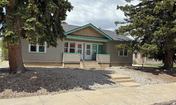 Rawlins House | Charming 1-bedroom Duplex with AC, WiFi, Gym access etc.