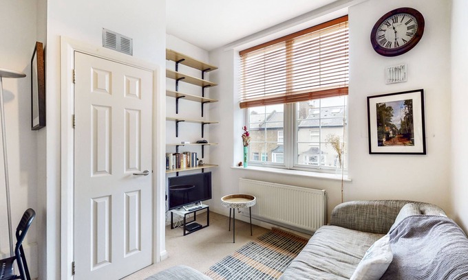 Syon Apartment | Charming 1 bedroom flat with parking in Brentford