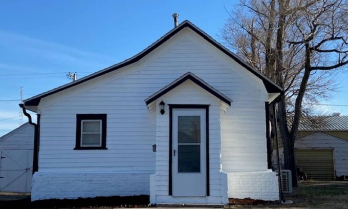 Russell House | Charming 1-bedroom house in brilliant Russell with WiFi, AC