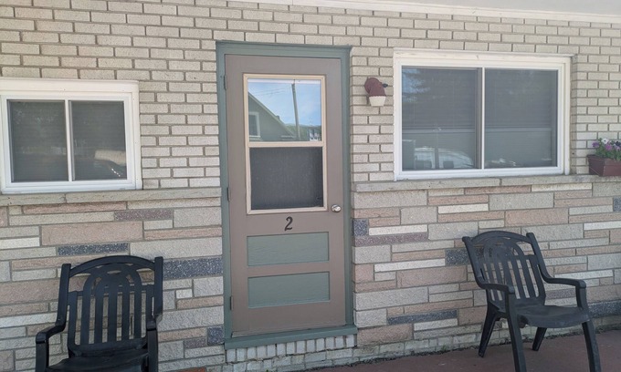 Canaan Hotel | Charming 1-bedroom motel room#2 with AC, WiFi in fabulous Canaan
