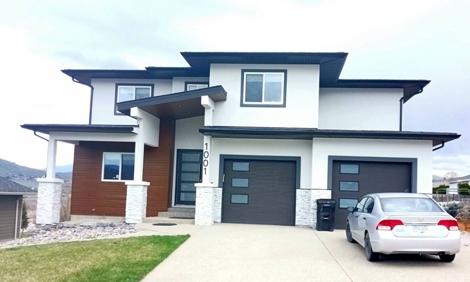 Vernon House | Charming 1-bedroom suite close to beaches in fabulous Vernon