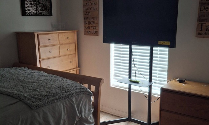 Jacksonville House | Charming 1-bedroom house in fantastic Jacksonville with WiFi, AC