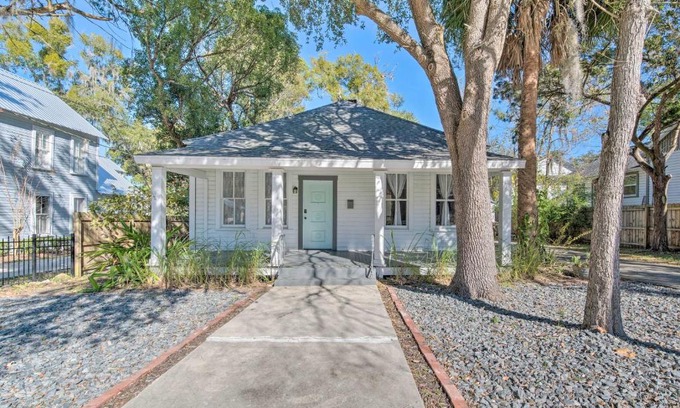 Historic District House | Charming 100-Year-Old Home Less Than 1 Mi to Downtown