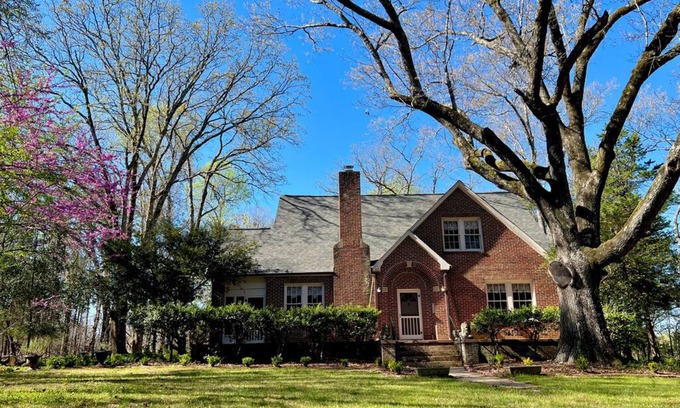 Steele Creek House | Charming 1930's English cottage with historic ambiance on three private acres