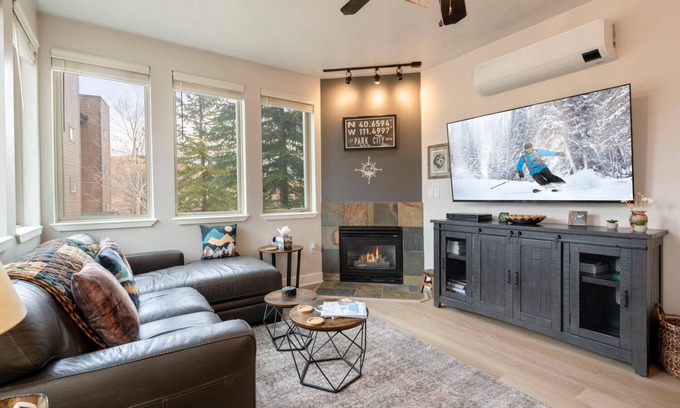 Gorgosa Condo | Charming 1BD/2BA w/Sofa Bed Mountain Retreat Close to Skiing, Shopping, & Dining