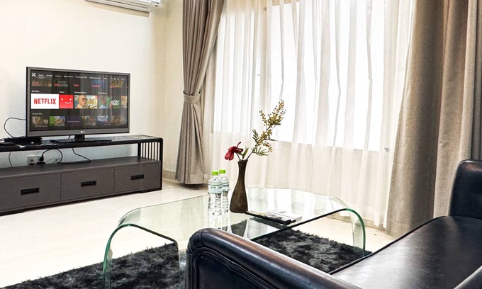 Tan Binh Apartment | Charming 1BR apartment Free Pool 10 minutes to Airport