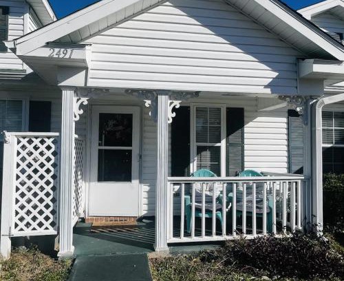 Northwest Pensacola House | Charming 2 bdr 1 bath home fenced byard N Pensacola Pet Friendly Close to bases