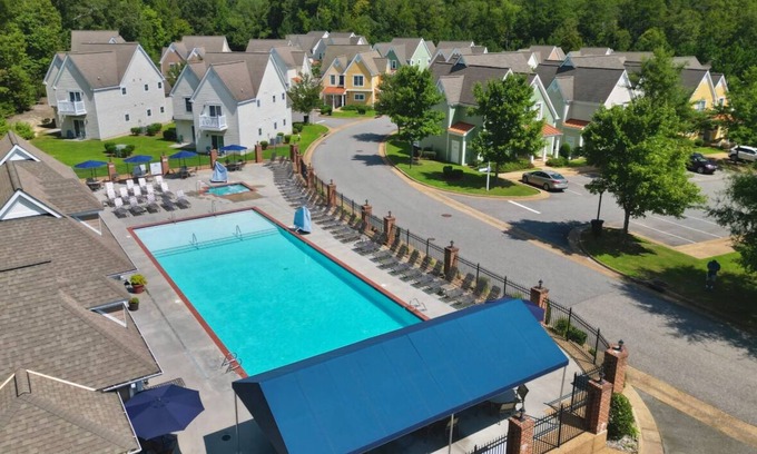 Lackey Resort | Charming 2-bdrm, 2 baths resort, WiFi in lovely Williamsburg, Virginia.