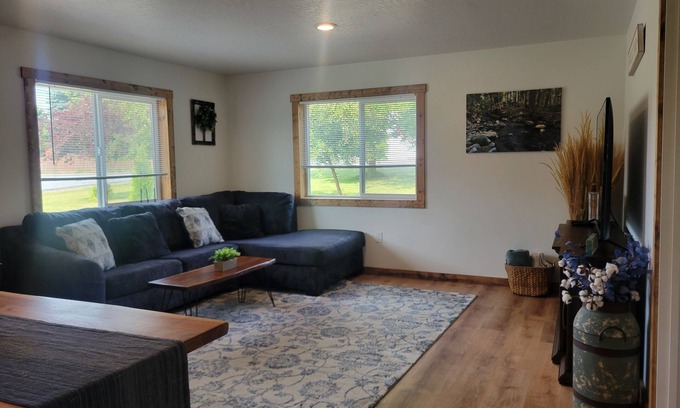 Bonners Ferry House | Charming 2-bdrm bungalow in lovely Bonners Ferry with WiFi, A/C, full kit & bath