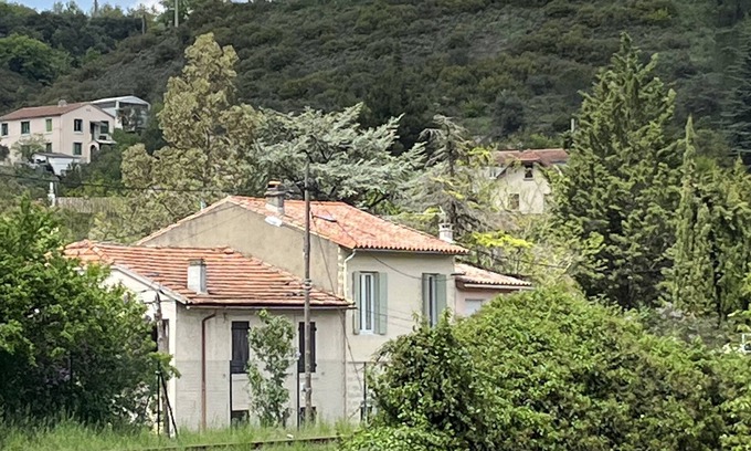 Quillan House | Charming 2 bed 2 bathroom house, secluded garden, sunny terrace, parking, wifi.
