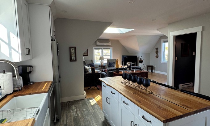 Hingham Apartment | Charming 2-bed apartment with AC, WiFi in tranquil Cohasset, close to beaches