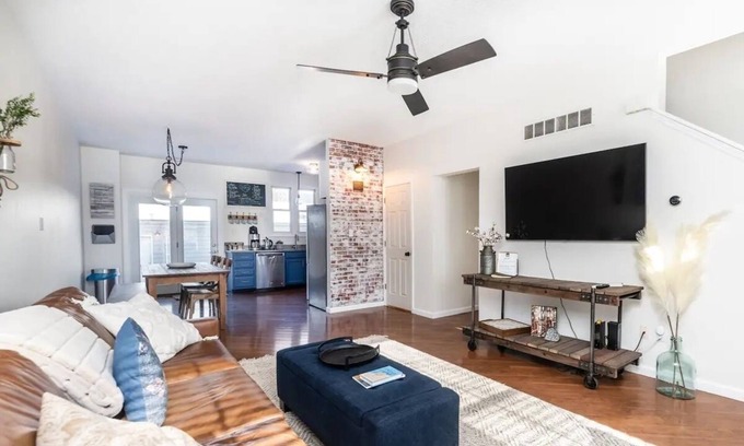 St. Charles House | Charming 2-Bed Brownstone in The Heart of New Town