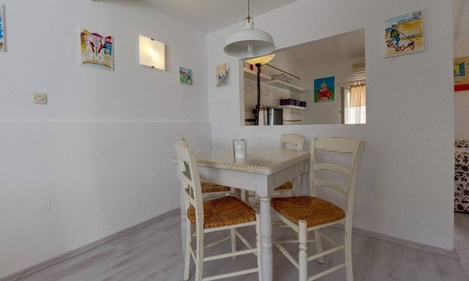Cove Murtar Apartment | Charming 2-Bed Family Getaway, Pet-Friendly with Parking