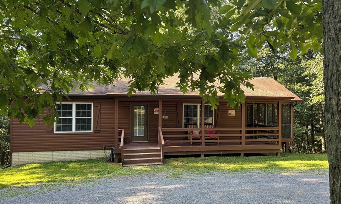 Berkeley Springs Cabin | Charming 2-bedroom cabin upstairs only Wifi , AC in tranquil Berkeley Springs