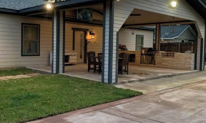 Balch Springs House | Charming 2-bedroom 2 full bathroom house in Balch Springs with AC, WiFi