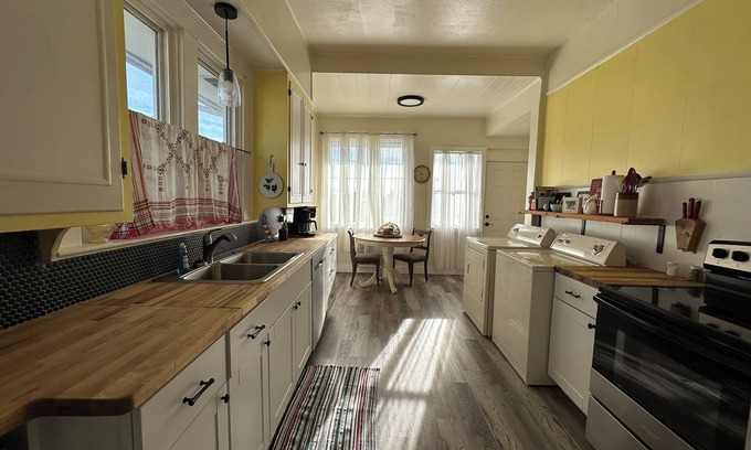 Downtown Klamath Falls House | Charming 2-bedroom house in welcoming Klamath Falls with WiFi, AC