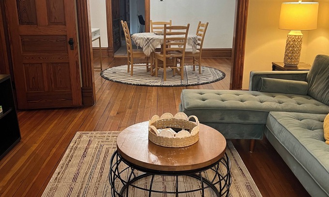Wrigleyville Apartment | Charming 2-bedroom 1 block to Wrigley