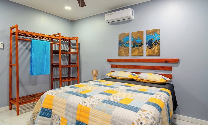 Half Moon Bay Apartment | Charming 2-bedroom, 3 bed apartment, AC, WiFi, free parking in lovely West End