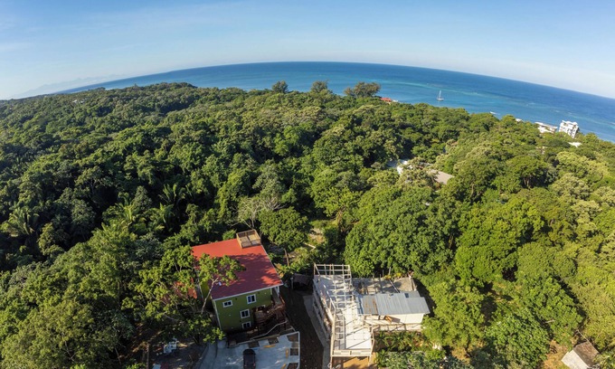 Half Moon Bay Apartment | Charming 2-bedroom, 3 beds apartment, AC, WiFi ,free parking in lovely West End