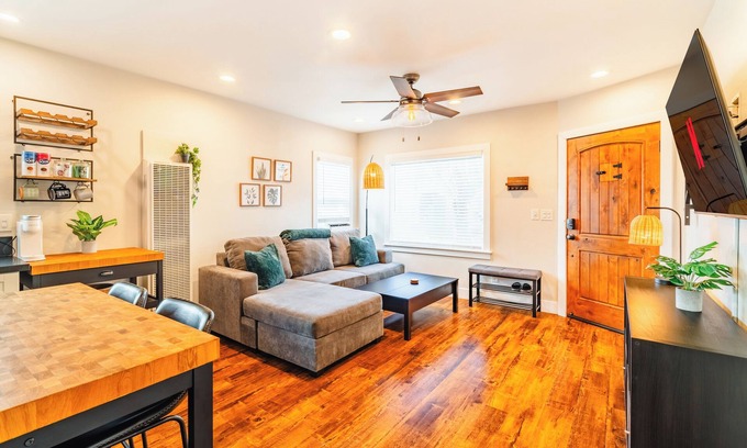 Alamitos Beach Apartment | Charming 2-Bedroom apartment/10-min walk to the Beach/Parking Stall/AC