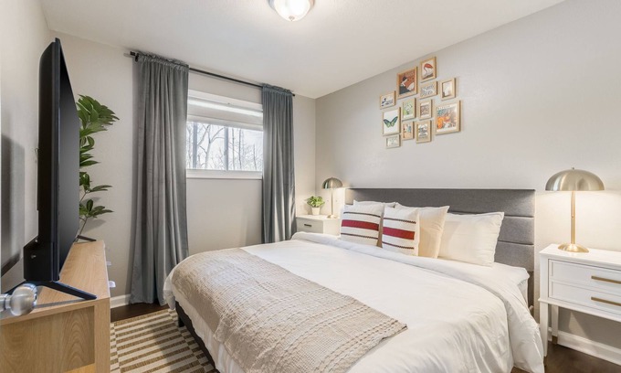 Riverside Apartment | Charming 2-bedroom apt in quiet Riverside in between airport and Kansas City