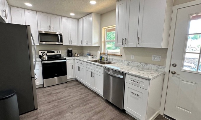 Grant County Apartment | Charming 2-bedroom apartment with WiFi, AC in amazing Dayville
