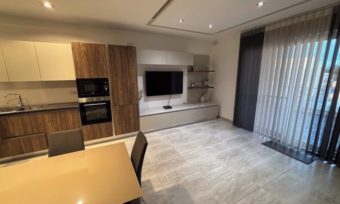 Tarxien Apartment | Charming 2-bedroom apartment with WiFi, AC in beautiful Ħal Tarxien