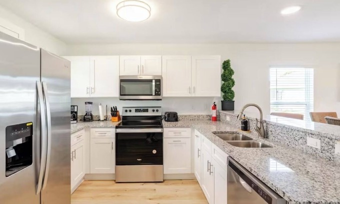 Sun 'N Lake Apartment | Charming 2-bedroom apartment in wonderful Sebring with WiFi
