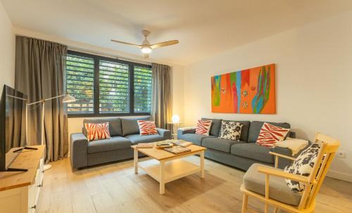Los Remedios Apartment | Charming 2 Bedroom Apartment with FREE PARKING close to Torre del Oro by Ocityzen