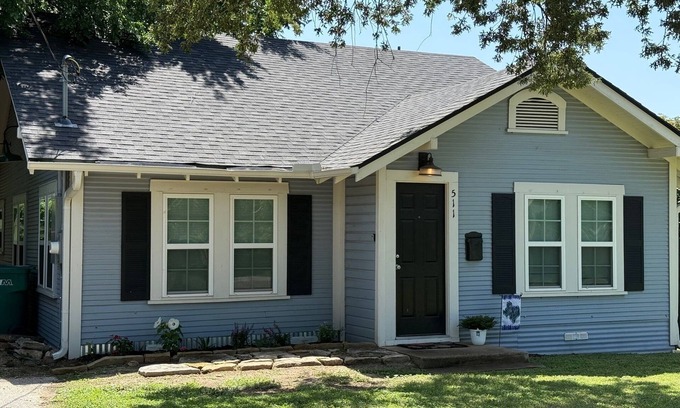 Gatesville House | Charming 2-bedroom bungalow in downtown Gatesville with AC, WiFi