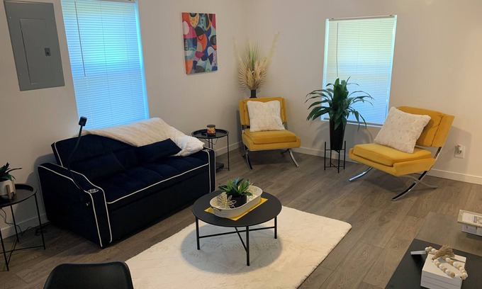 Petersburg House | Charming 2-bedroom Boho Chic house with AC and WiFi in Petersburg