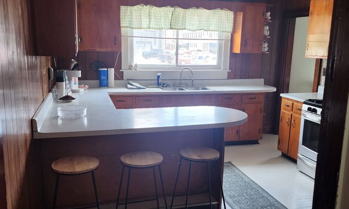 Fourmile House | Charming 2-bedroom bungalow with AC, WiFi in pleasant Pineville