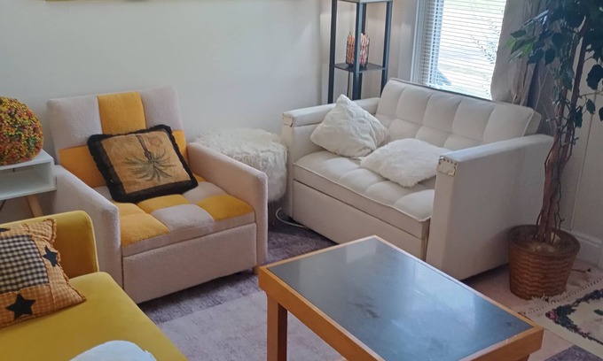 Clairton House | Charming 2-bedroom building with fitness room and AC in Clairton